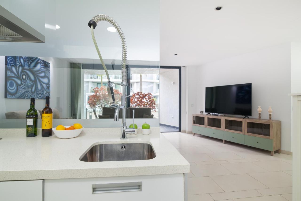 Luxury Avilla Olas - Swimming Pool 85m Long - Garage Apartment *